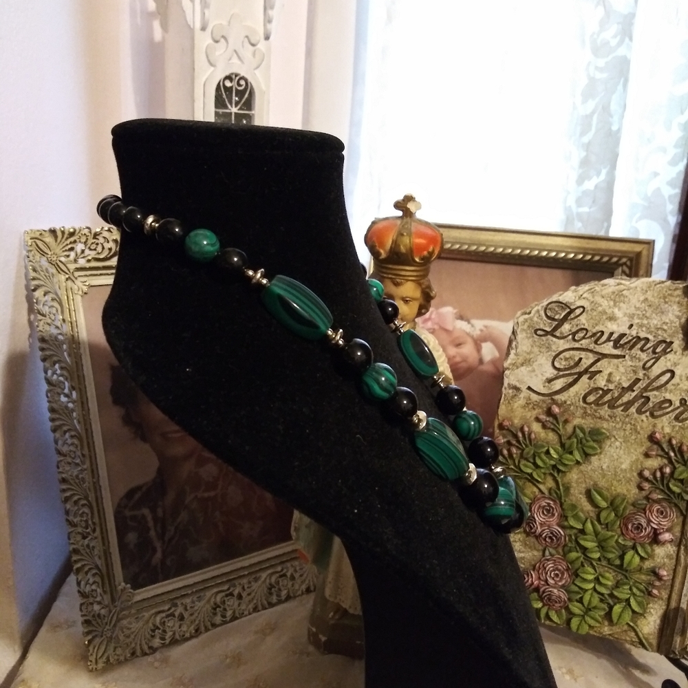 3/$18 Vintage Faux Malachite & Black Bead Necklace - Picture 3 of 5